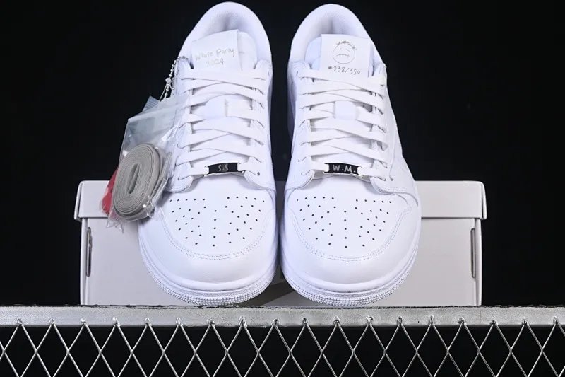 All categories Air Jordan Jordan series basketball shoes Air Jordan 1 Low foreign trade version Travis Scott x Fragment Design x Air Jordan 1 Low OG SP AJ1 Joe 1 family and friends limited pure white low-top cultural casual sneakers TD1228-111